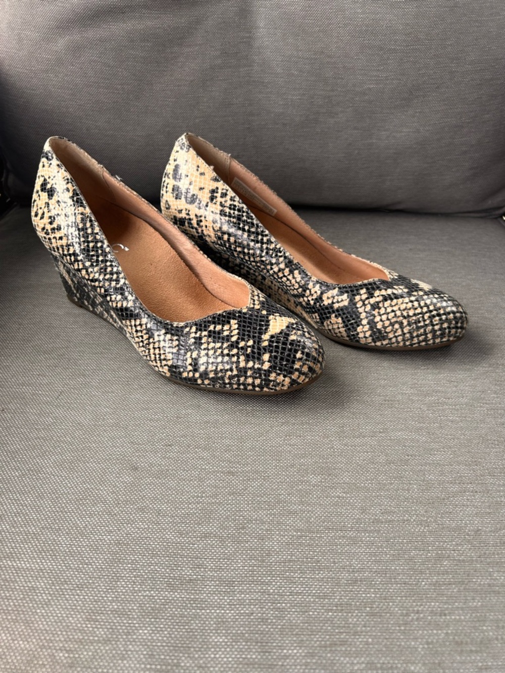 Vionic Snake-Print Wedge Pumps - Black & Cream size 7